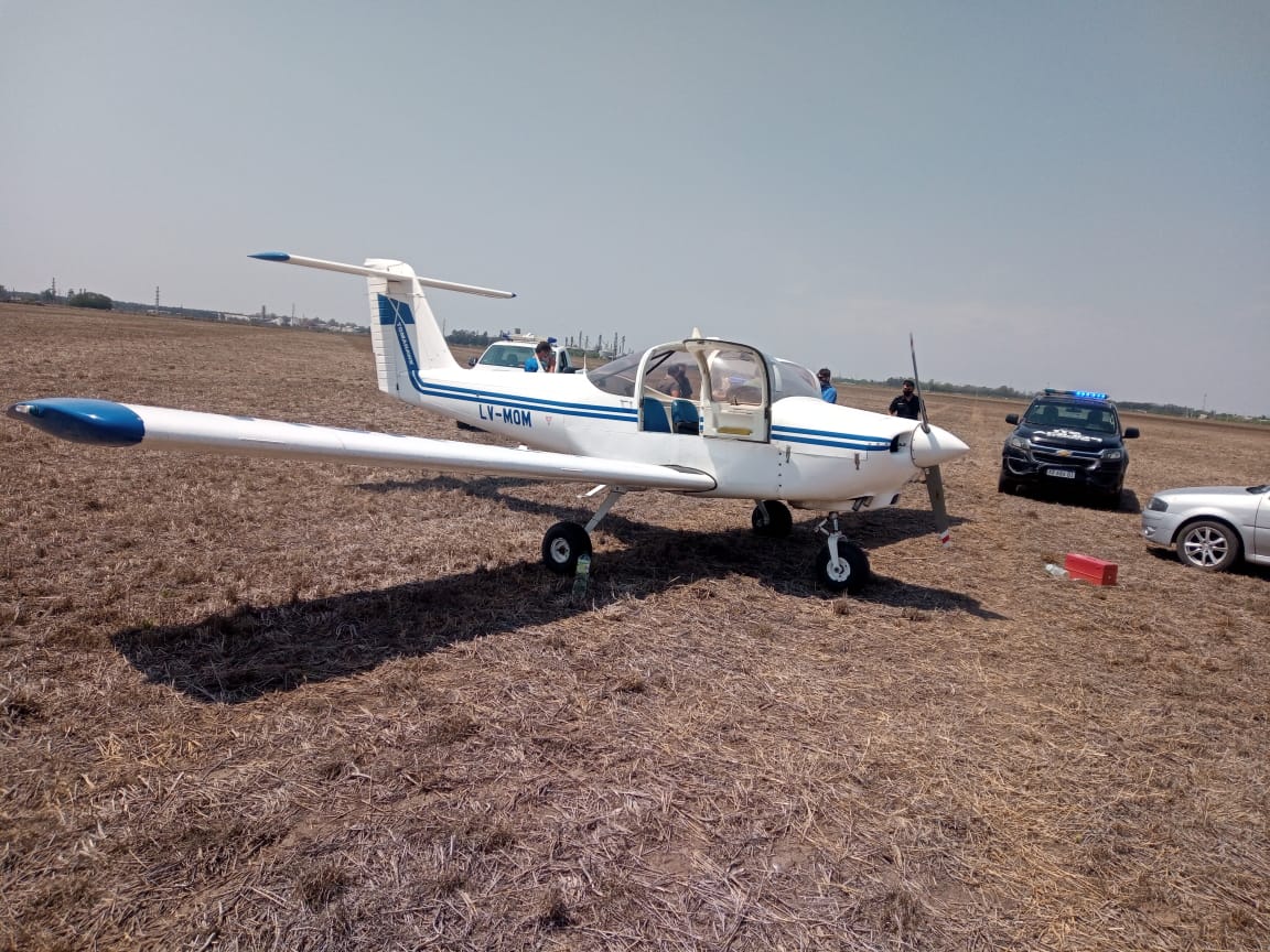 Avioneta perdió potencia en un motor y aterrizó de emergencia en un campo